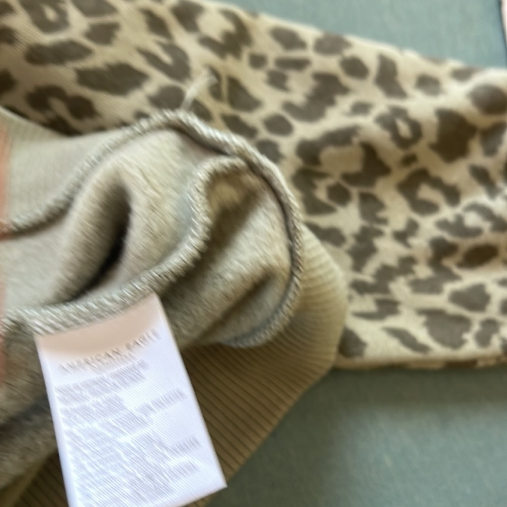 AMERICAN EAGLE khaki green animal print cropped hoodie. Oversized - Picture 8 of 8